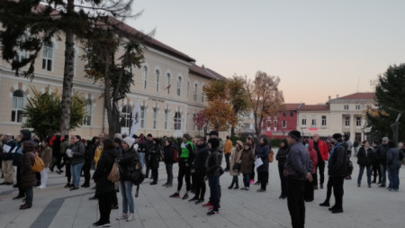 Във Враца десетки участваха в протест срещу зелените сертификати и