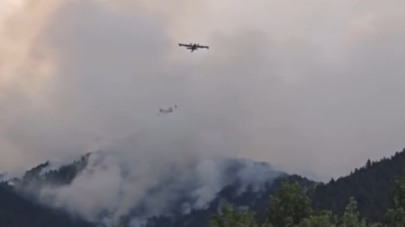 Самолетите, изпратени от Франция, се включиха в гасенето на пожара при българо-гръцката граница, 29 юли 2024 г.