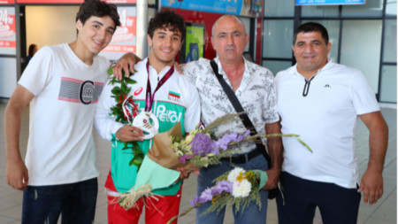 Едмонд Назарян позира за снимка с брат си Гриша, баща си Армен и личния треньор Емил Иванов