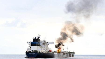 Горящ петролен танкер след нападение на хутите, януари 2024 г.