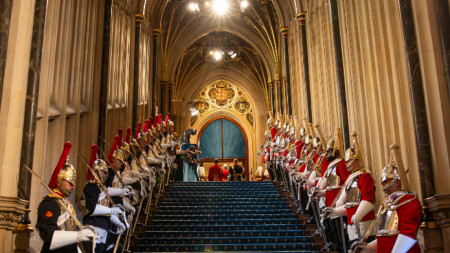 По стълбите във входа на Камарата на лордовете в Уестминстърския дворец.