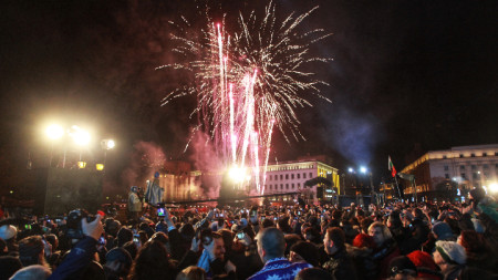 Мир, благоденствие и просперитет си пожелаха и столичани и гости на София, избрали да посрещнат Нова година на открито на площад 