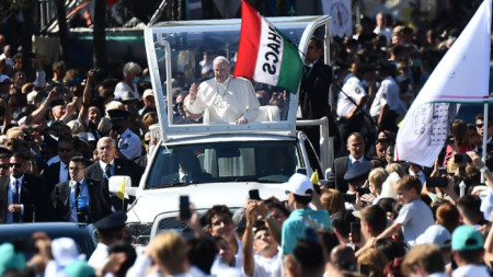 Папата на път за месата в центъра на Будапеща.