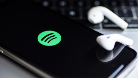 Платформата Spotify е въвлечена в скандал заради популярен подкаст на Джо Роугън