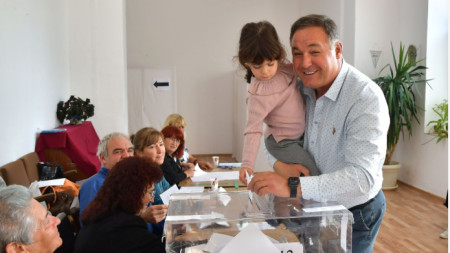 Областният упарвител на Разград Гюнай Хюсмен гласува в Исперих. 