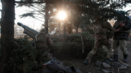 Украински войници на позиции в Донецка област