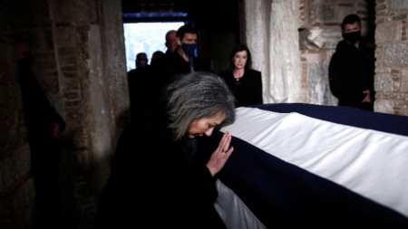 Жена отдава последна почит на бившия гръцки крал.
