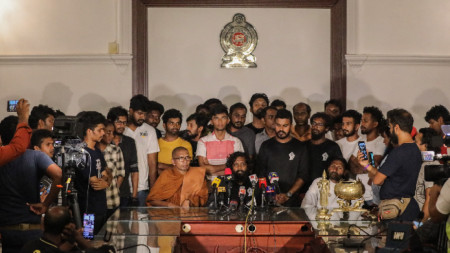 Група протестиращи проведоха брифинг за медиите преди да напуснат кабинета на министър-председателя в Коломбо и след като оставката на Готабая Раджапакса от президентския пост беше изпратена до председателя на парламента, Шри Ланка, 14 юли 2022 г.
