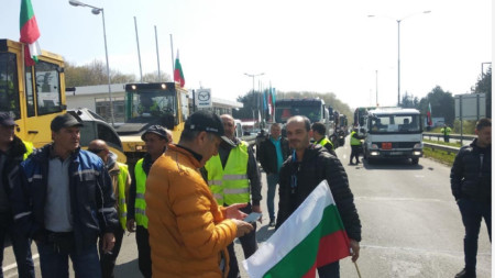 Протест на пътните работници затвори АМ 