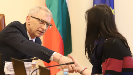 Николай Денков се здрависва с Мария Габриел преди заседанието на кабинета