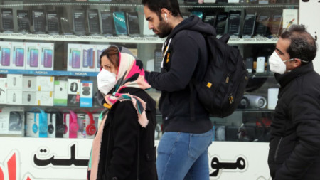 Mинувачи в центъра на Техеран с маски, като предпазна мярка срещу коронавируса