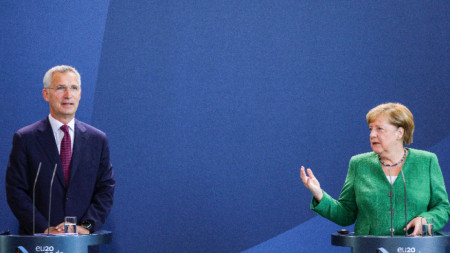 Ангела Меркел с шефа на НАТО Йенс Столтенберг.