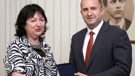 Президентът Румен Радев и председателят на Управителния съвет на СБЖ Снежана Тодорова на срещата им в президентството.