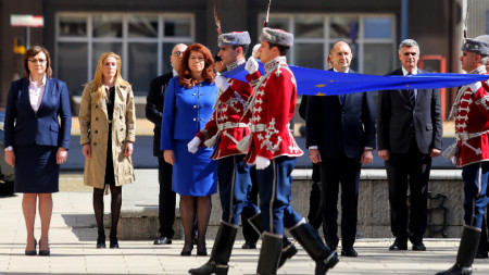 Знамето на ЕС беше издигнато пред президентската институция по повод Деня на Европа