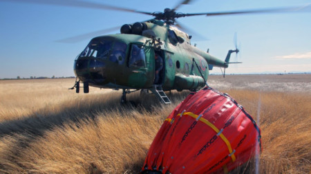 Екипаж от авиобаза Крумово изпълни с вертолет Ми-17 специален полет за разузнаване и пожарогасене от въздуха на горски пожар в землището на село Горно Къпиново, община Кирково, 3 ноември 2022 г.