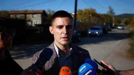 Комисар Кристиян Костов дава брифинг по повод акция на полицията в Доброславци, 2 ноември 2025 г.