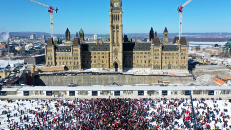 Протестиращи, част от „Конвоя на свободата 2022“, се събират пред парламента в Отава, Канада, 29 януари 2022 г.