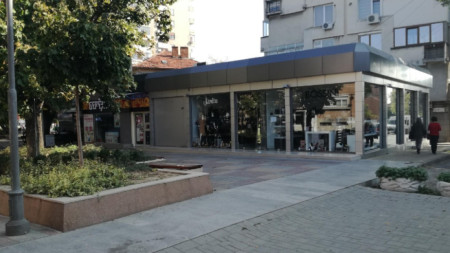 Затворените магазини в пешеходната част на Сливен