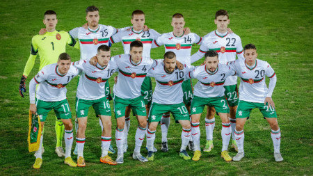 Българските национали по футбол след победата в  Скопие, която им позволи да останат в четвърта урна за жребия за Евро 2024.