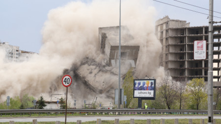 На 26 април взривиха високата част на недостроената сграда на ИПК „Родина“ на „Цариградско шосе” в София.