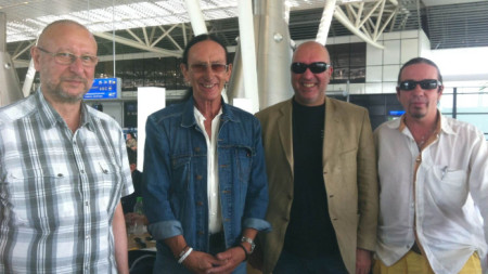 Кен Хенсли (втория вляво), заедно с Георги Мархолев, Емил Янев и Кин Стоянов на летище „София“, 2014 г.