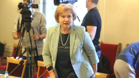 Председателят на бюджетната комисия Менда Стоянова на заседанието ѝ.