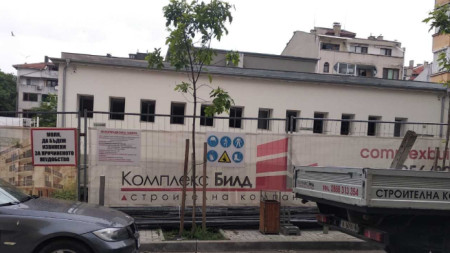Частна фирма започна строителство на 6-етажна жилищна сграда в двора на училище „Любен Каравелов“ в Бургас. Изкопните работи са стартирали на 7-и май.