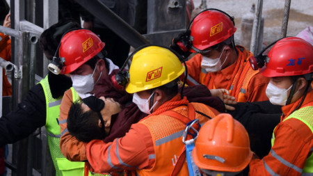 Спасители изваждат един от затрупаните миньори в китайската златна мина