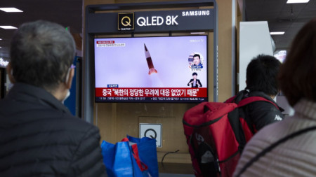 Хора в Сеул гледат новина, съобщаваща, че Северна Корея е изстреляла една ракета с голям обсег и две с малък обсег, 3 ноември 2022 г.