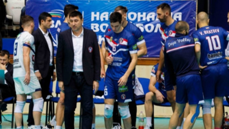 Бургаският клуб по волейбол Дея спорт и старши треньорът Венцислав