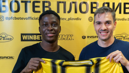Ботев Пловдив подписа с младия дефанзивен полузащитник Точукву Нади Нигериецът
