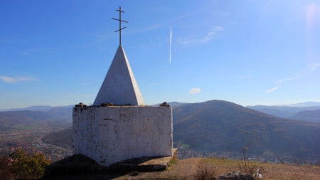 Костницата на Нешков връх, която пази костите на български и сръбски войници, загинали в Сръбско-българската война през 1885 г.