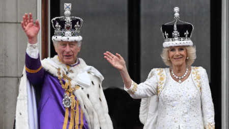 Британският крал Чарлз III и кралица Камила отправят поздрав от балкона на Бъкингамския дворец след коронацията си в Лондон, Великобритания, 6 май 2023 г. 