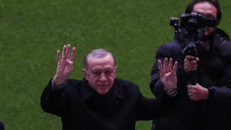 Турският президент Реджеп Тайип Ердоган поздравява своите привърженици по време на митинг на стадион 