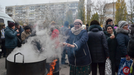 Volunteers cook food for the residents of Kherson region, 18 November, 2022