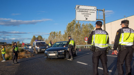 Полицаи следят за спазването на мерките в Навара, един от най-засегнатите от коронавируса райони в Испания
