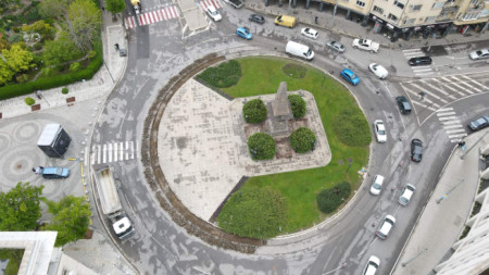 В София започна ремонт на кръговото кръстовище около Паметника Левски.