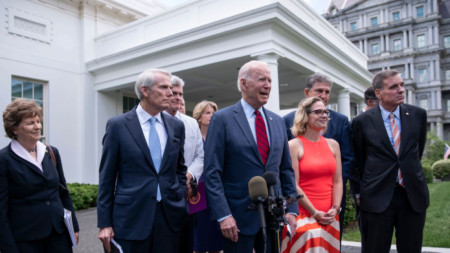 Джо Байдън (в средата) и сенатори след срещата им в Белия дом