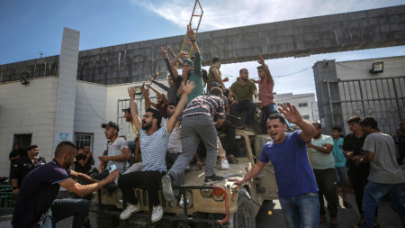 Палестинци се возят на израелски военен джип по улиците на Газа по време на щурмуването на израелски селища от бойци на милицията Ез Ал-Дин Ал-Касам, военното крило на движението Хамас, град Газа, 07 октомври 2023 г.