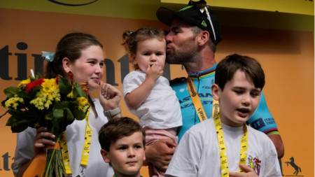 Марк Кавендиш със семейството си след победата в етапа.