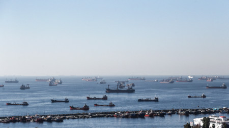 Товарни кораби, превозващи украинско зърно, са закотвени, докато чакат на опашка за проверка в Мраморно море, Истанбул, Турция, 22 октомври 2022 г.