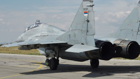 Три сръбски изтребителя МиГ-29 пристигнаха в България за учението.