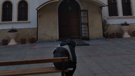 Входът на централния храм „Успение Богородично“ в Петрич.