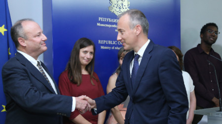 Посланикът на САЩ Ерик Рубин с министъра на образованието Красимир Вълчев.