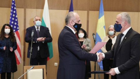 Договорът бе подписан от изпълнителния директор на АЕЦ „Козлодуй“ Наско Михов и Азис Даг, вицепрезидент и управляващ директор на „Уестингхаус Електрик Швеция“.