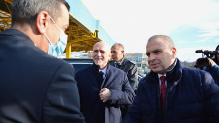 Transport Minister Nikolay Sabev (L) and Minister of Regional Development Grozdan Karadzhov with Sorin Grindeanu