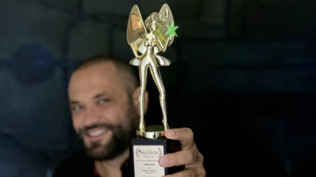 Режисер Николај Василев са статуетом „Златни свитац“.