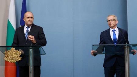 Президентът Радев (вляво) и премиерът Денков след консултативната среща -  София, 11 октомври 2023