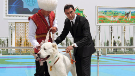 Вицепремиерът на Туркменистан Сердар Бердимухамедов участва в тържествата за Деня на туркменския кон и Деня на туркменското овчарско куче край Ашхабад, 25 април 2021 г.