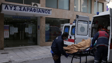 Гръцките власти отчетоха спад на новозаразените с коронавирус под